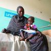 Un enfant d'un an est traité pour malnutrition au centre de santé d'Abu Sunun au Soudan.