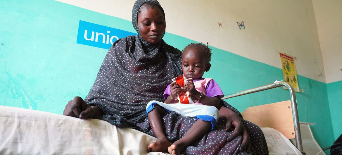 طفلة عمرها عام واحد تتلقى العلاج من سوء التغذية في أحد المراكز الصحية في السودان.