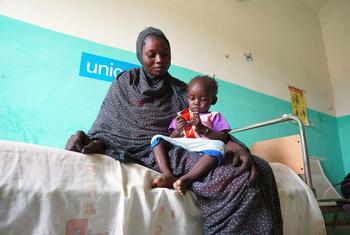 سوڈان کے ابو سنان پیلتھ سنٹر میں غذائیت کی کمی کا شکار ایک زیر علاج بچہ اپنی ماں کے ساتھ۔