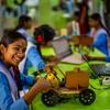 La sonriente estudiante india Sapna Verma trabaja en un prototipo de robótica en el Laboratorio de Innovación Atal de la Escuela Secundaria Superior para Niñas del Gobierno de Bhilai, Chhattisgarh.