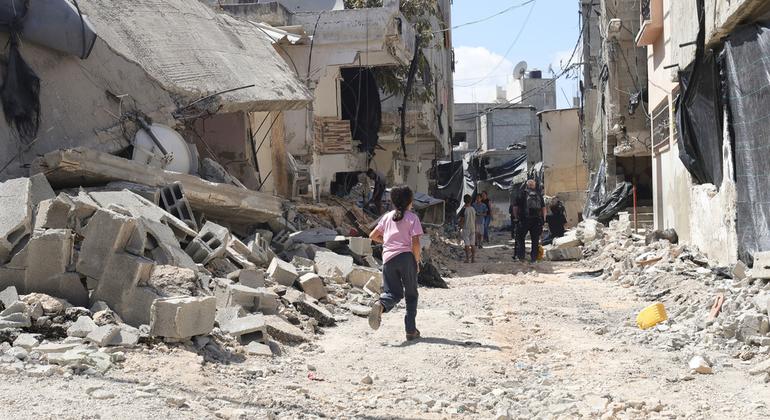 Una niña corre entre los escombros de los edificios dañados tras una incursión militar israelí en el campo de refugiados de Nur Shams, en Cisjordania, en agosto de 2024. 