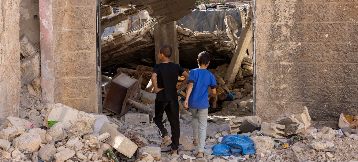 Des enfants du camp de réfugiés de Jénine en Cisjordanie, à la suite des récentes opérations militaires (archive).