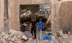 Niños en el campo de refugiados de Yenín, Cisjordania, observando los refugios destruidos tras las recientes operaciones militares israelíes..