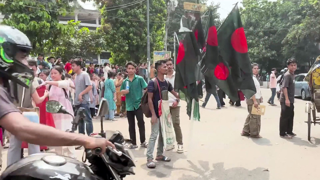 Varias personas se reúnen en una calle de Daca, la capital de Bangladesh.
