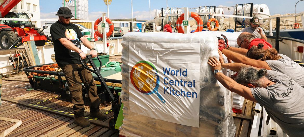 Suministros de socorro proporcionados por World Central Kitchen se cargan en un barco que sale de Italia (archivo).