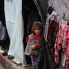 Menina em frente ao seu abrigo na cidade de Rafah, em Gaza