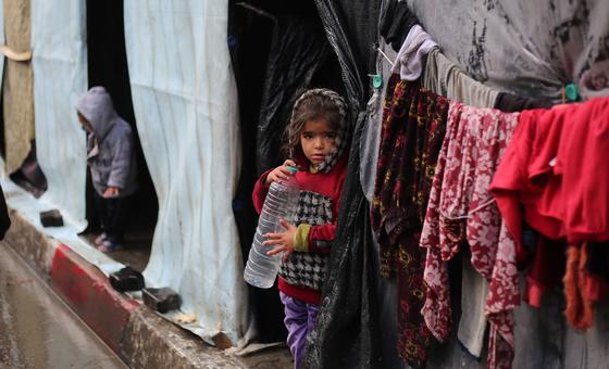 طفلة نازحة تقف أمام إحدى خيام الملاجئ في مدينة رفح.