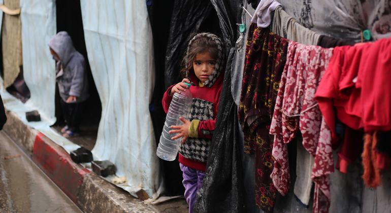 Una niña frente a su refugio en la ciudad de Rafah.