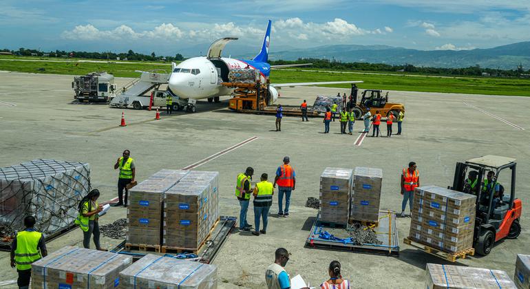 وصول شحنات إمدادات طبية تابعة لليونيسف إلى مطار بورت أو برنس في هايتي.