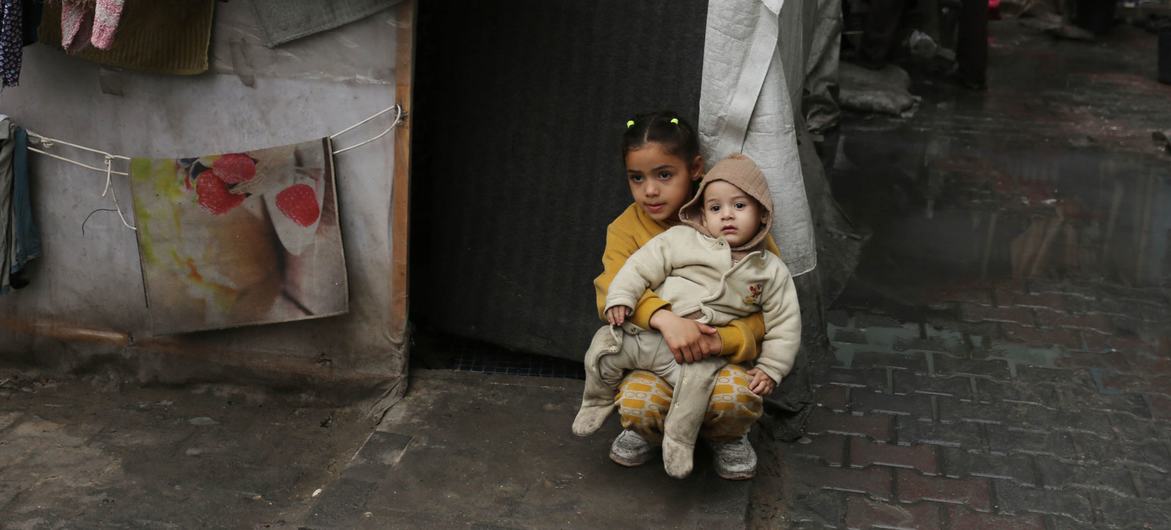 Children in a Gaza shelter