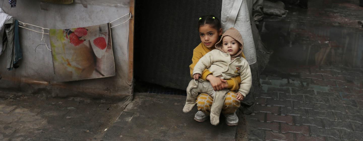 Des enfants dans un abri à Gaza.