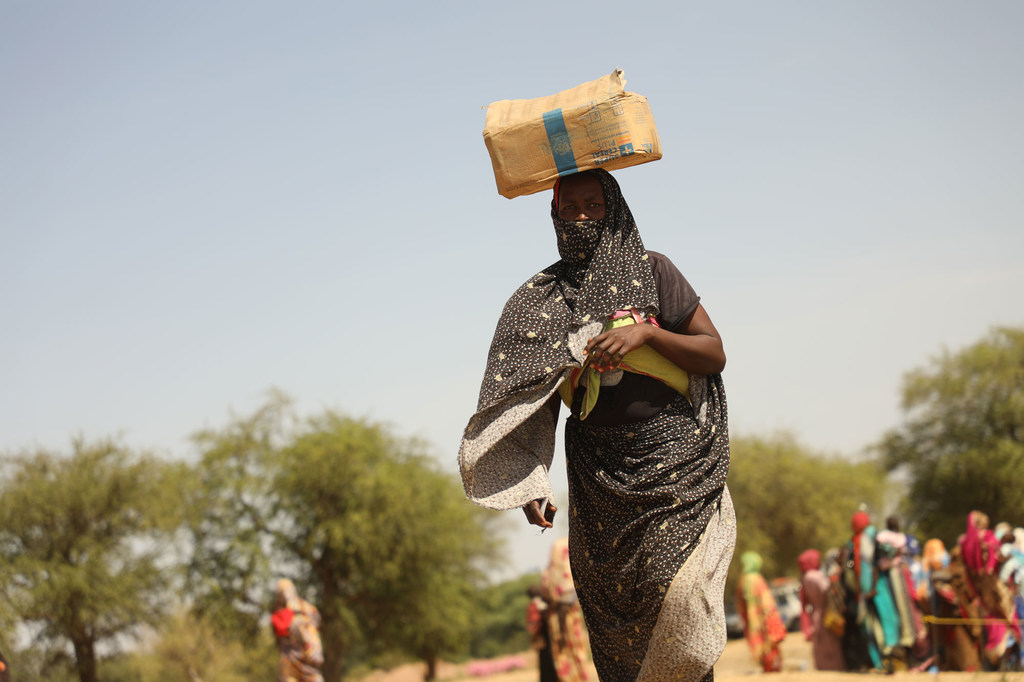 Le PAM distribue de la nourriture aux réfugiés soudanais qui traversent le Tchad.
