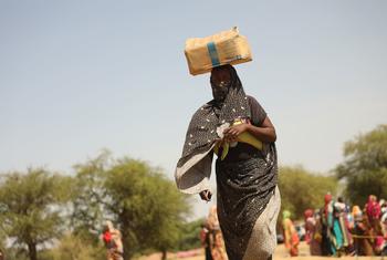 Le PAM distribue de la nourriture aux réfugiés soudanais qui traversent le Tchad.