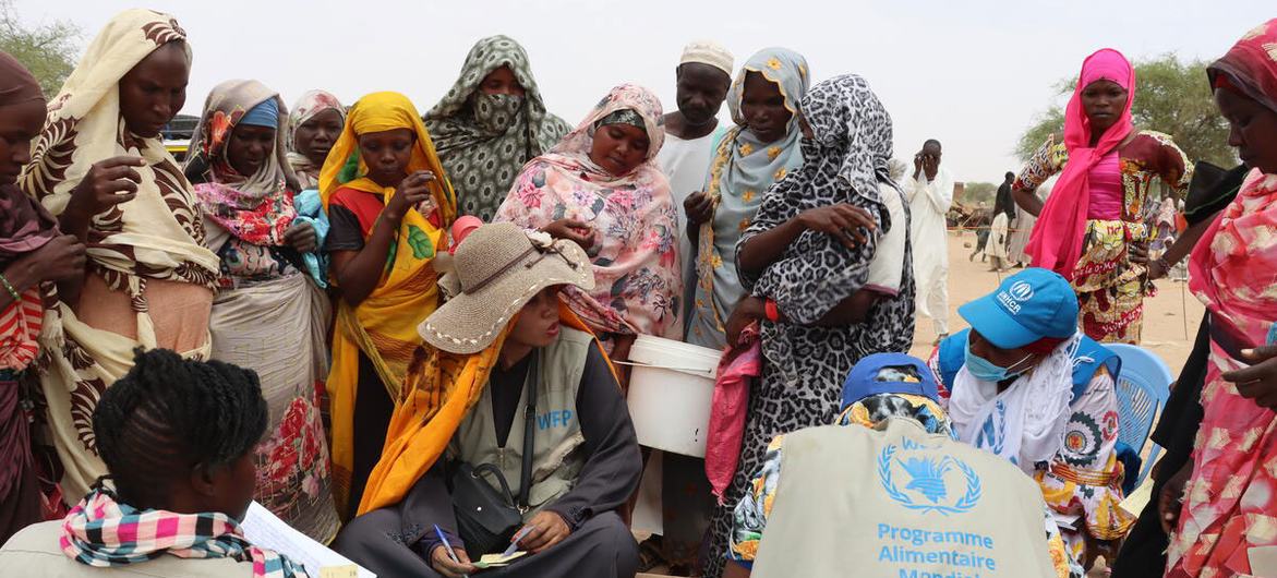 © PMA/ Jacques David. Se distribuyen alimentos a refugiados sudaneses en Koufron, Chad.