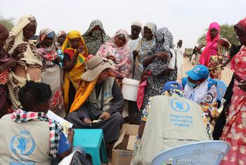Distribution de nourriture aux réfugiés soudanais à Koufron, au Tchad.