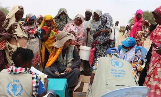 Alimentos são distribuídos aos refugiados sudaneses em Koufron, Chade