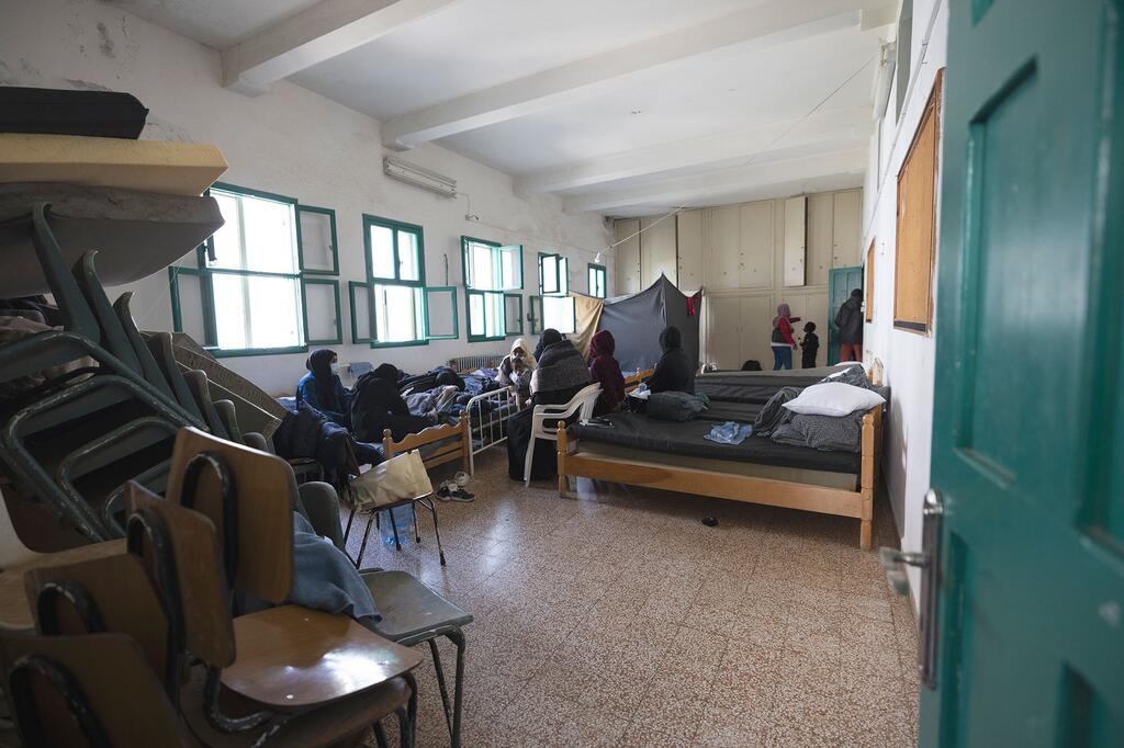 Des personnes déplacées se reposent dans un refuge temporaire bondé au Liban.
