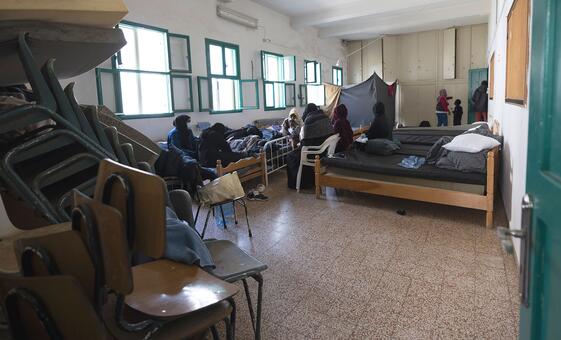 Des personnes déplacées se reposent dans un refuge temporaire bondé au Liban.