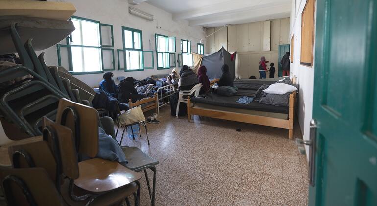 Des personnes déplacées se reposent dans un refuge temporaire bondé au Liban.