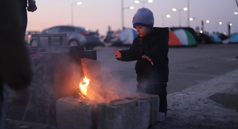 Вынужденные переселенцы в Ливане ночуют в палатках на улице.