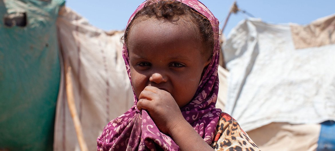 Трехлетняя девочка в палаточном лагере в Йемене.