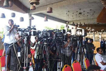 صحفيون يتجمعون للمشاركة في مؤتمر صحفي في الصومال.