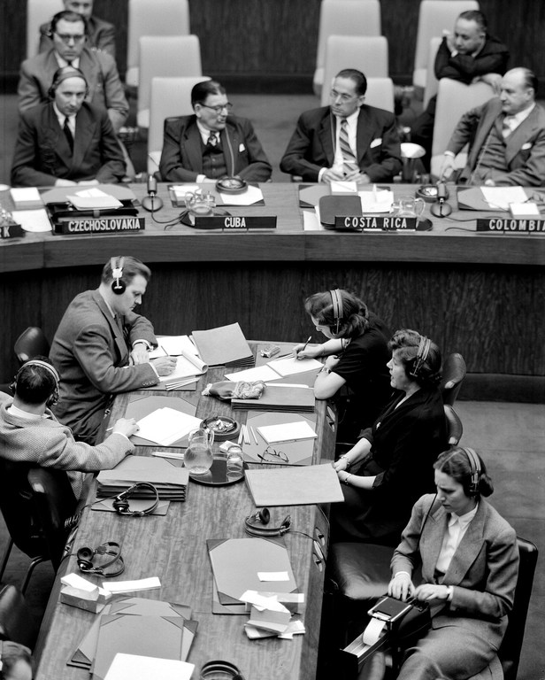 Precis and verbatim reporters and press officers cover a First Committee meeting. (file)