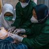 Ребенку делают прививку в провинции Восточная Ява, Индонезия, во время пандемии COVID в 2021 году.