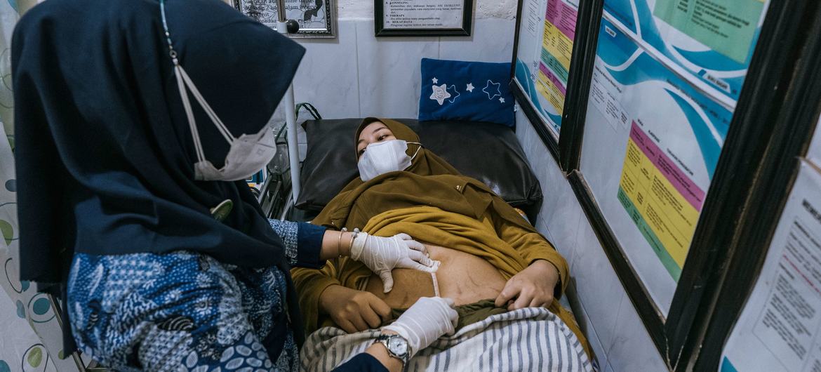  Durante la pandemia, este centro sanitario de Indonesia se vio obligado a cerrar tres veces debido al elevado número de infecciones por COVID-19 entre el personal (archivo, 2021).