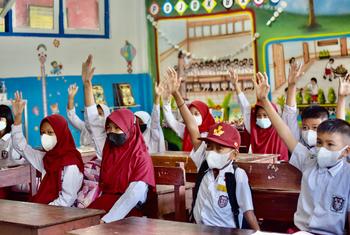 在新冠疫情暴发后，印度尼西亚南苏拉威西省的小学生于2022年3月重返课堂。