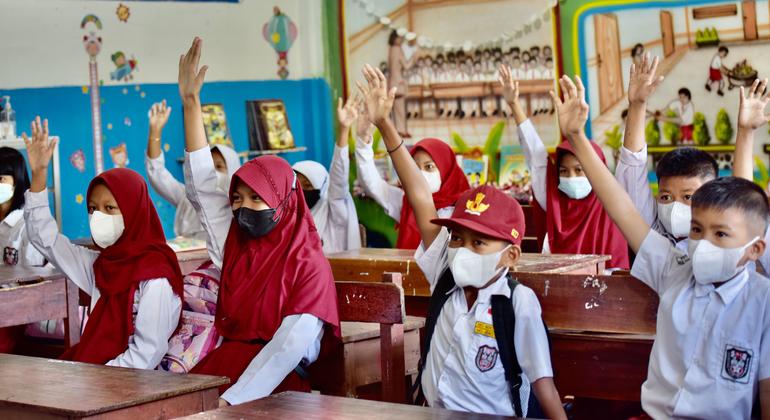 Los alumnos de primaria de la provincia de Sulawesi del Sur (Indonesia) volvieron a clase en marzo de 2022 tras la pandemia de COVID. 