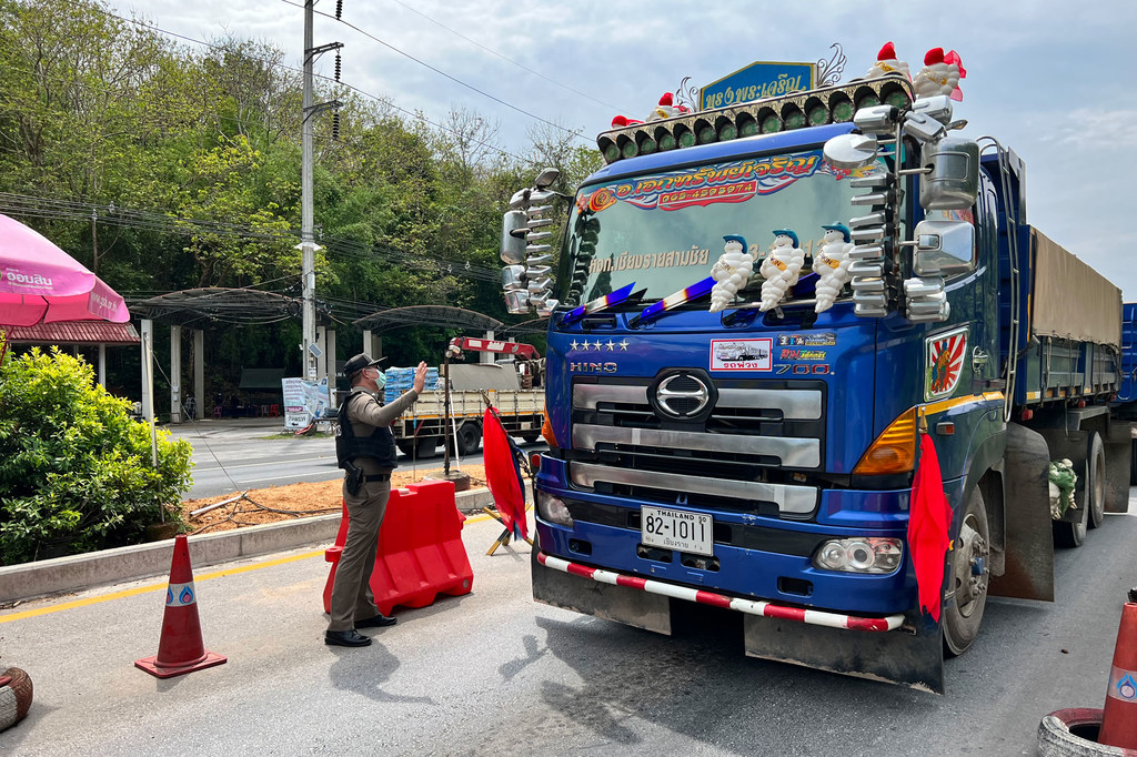 Un policier thaïlandais arrête un véhicule à un poste de contrôle à 40 kilomètres au sud de la frontière entre la Thaïlande et le Myanmar.