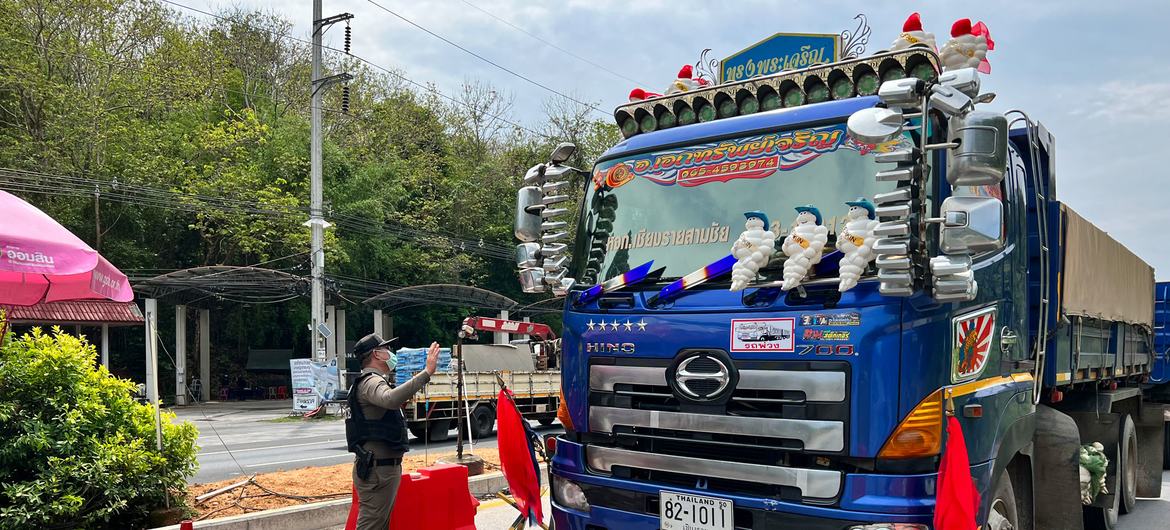 یک افسر پلیس تایلند یک وسیله نقلیه را در یک ایست بازرسی در 40 کیلومتری جنوب مرز تایلند و میانمار متوقف می کند.