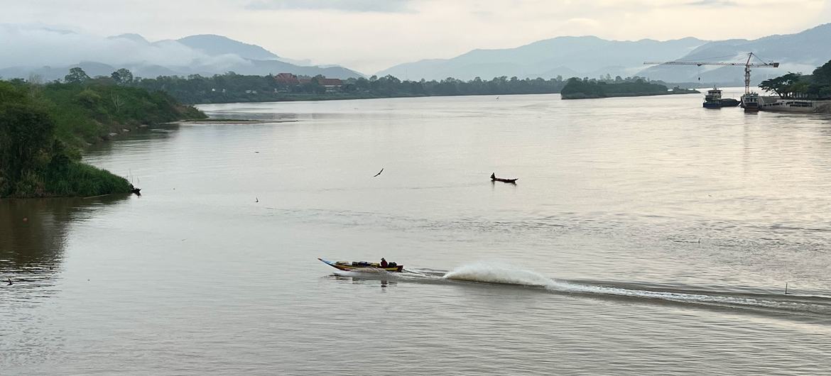 تین ممالک تھائی لینڈ، لاؤ، اور میانمار اس آبی گزرگاہ پر ملتے ہیں جیسے ’گولڈن ٹرائینگل‘ کہتے ہیں۔