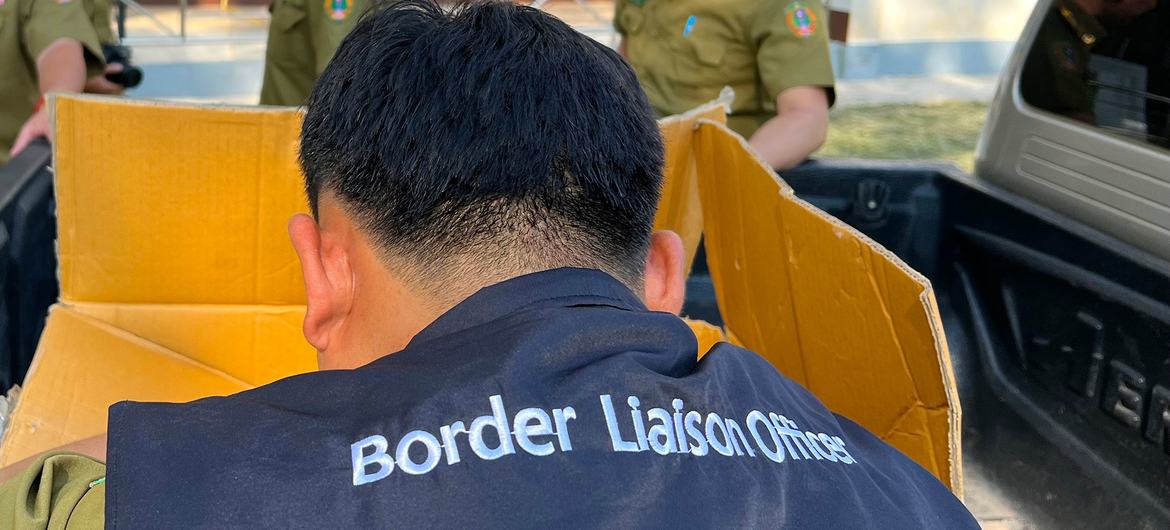یک افسر رابط مرزی در لائوس.