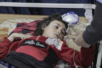 Msichana mwenye umri wa miaka minane anatibiwa majeraha ya kutishia maisha katika hospitali moja katika mji wa Gaza.