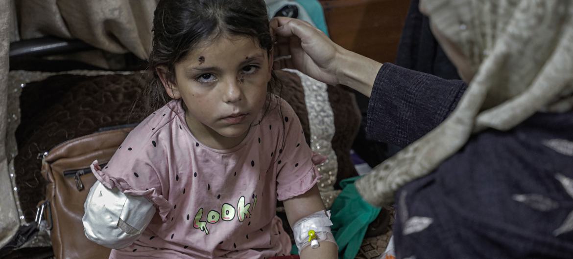 طفلة فلسطينية في الثامنة من العمر، تفقد ذراعها بعد قصف المدرسة التي كانت تقيم بها والتي تحولت إلى مركز لإيواء النازحين