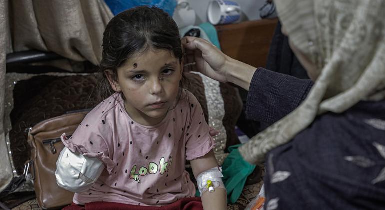 Una niña de ocho años sufrió la amputación de un brazo después de que su escuela fuera blanco de un ataque aéreo en Gaza.