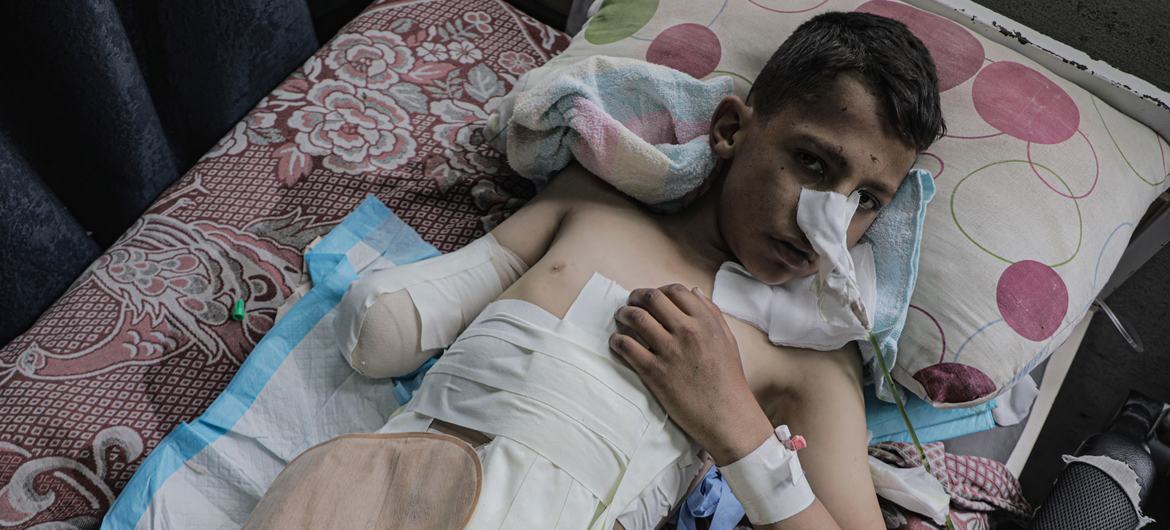 Un garçon reçoit des soins médicaux après avoir été pris dans une attaque de missile à Gaza.