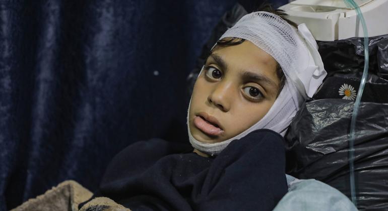 Un niño se recupera tras haber sido víctima de un ataque en el barrio de Al Zaytoon, en la ciudad de Gaza.