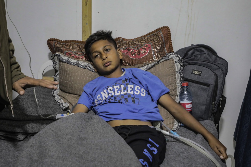 Un adolescente se recupera de una lesión sufrida durante la guerra en Gaza.