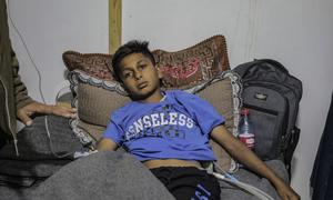 Un adolescente se recupera de una lesión sufrida durante la guerra en Gaza.
