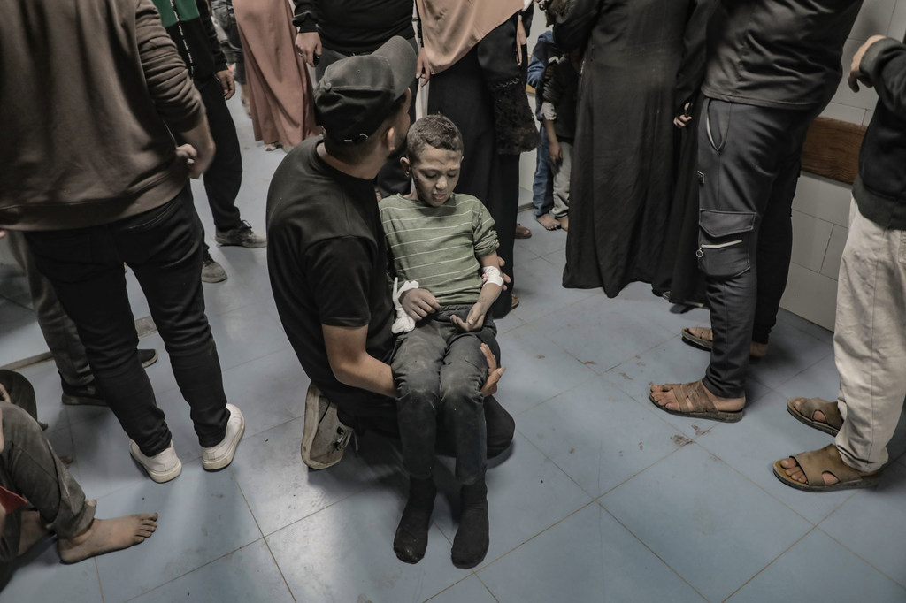 Un niño resulta herido en un ataque aéreo israelí sobre la ciudad de Gaza. (Abril 2025)