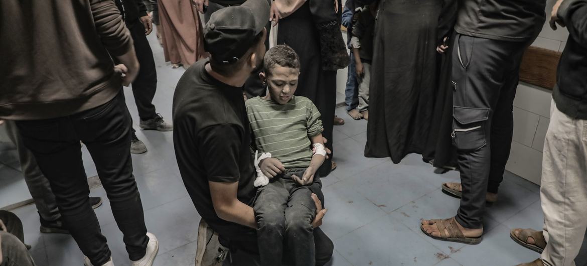  Un niño resulta herido en un ataque aéreo israelí sobre la ciudad de Gaza. (Abril 2025)