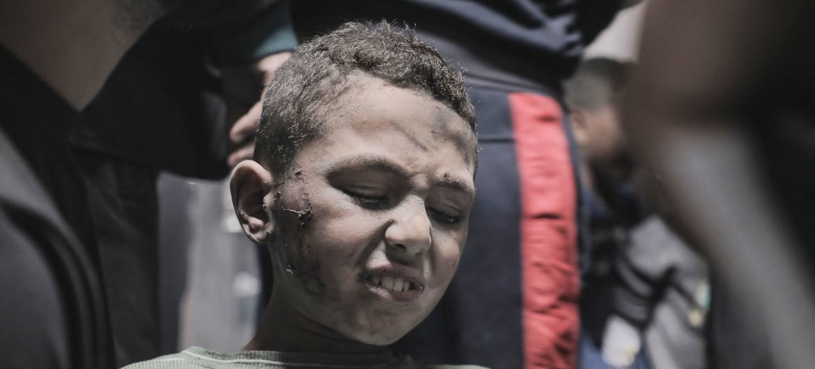 Un niño es rescatado después de quedar atrapado en un ataque a una escuela usada como refugio.