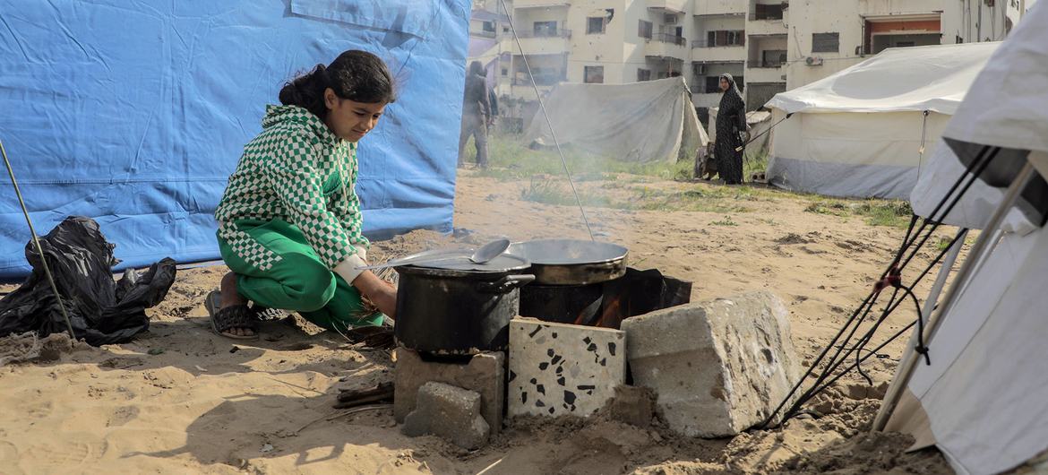 गाजा में विस्थापित बच्चे गाजा में विस्थापित बच्चे