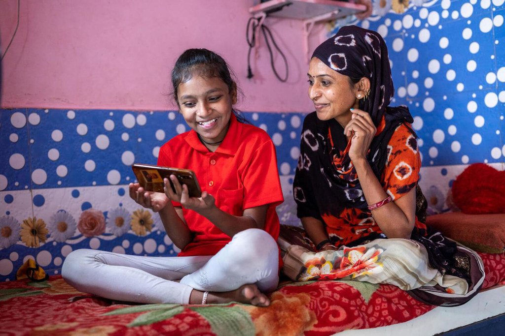 Une mère aide sa fille à étudier en ligne alors que les écoles sont fermées pendant le COVID-19 en Inde. (archives)
