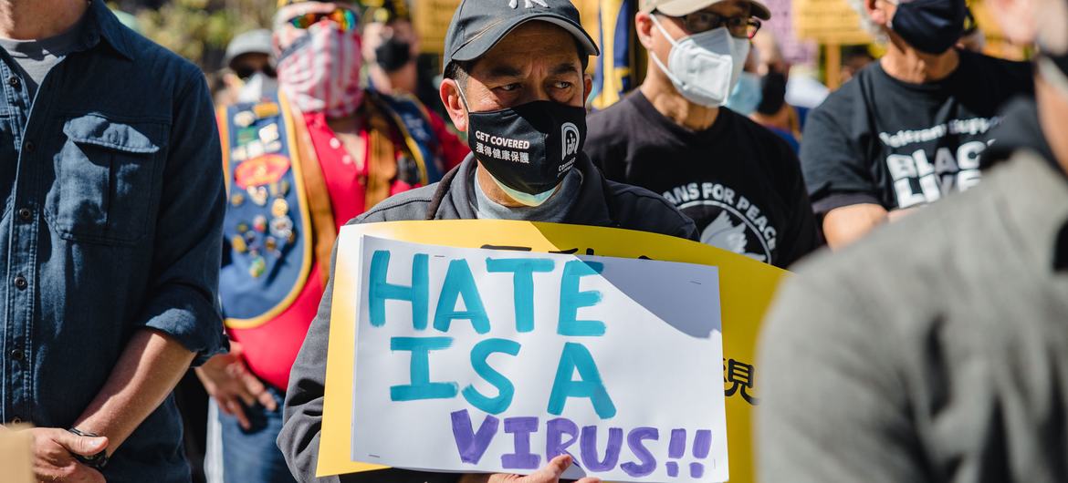 امریکہ میں نفرت کے پرچار کے خلاف ایک مظاہرے کے شرکاء۔