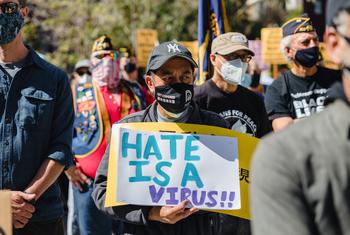 Una manifestación en Estados Unidos. Uno de los manifestantes porta una pancarta con la leyenda: "El odio es un virus".
