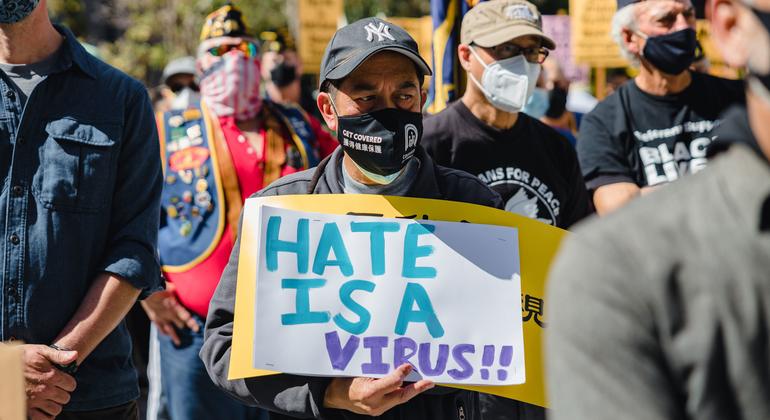 अमेरिका में प्रदर्शनकारी बढ़ती नफ़रत के विरोध में सड़कों पर उतरे हैं. 